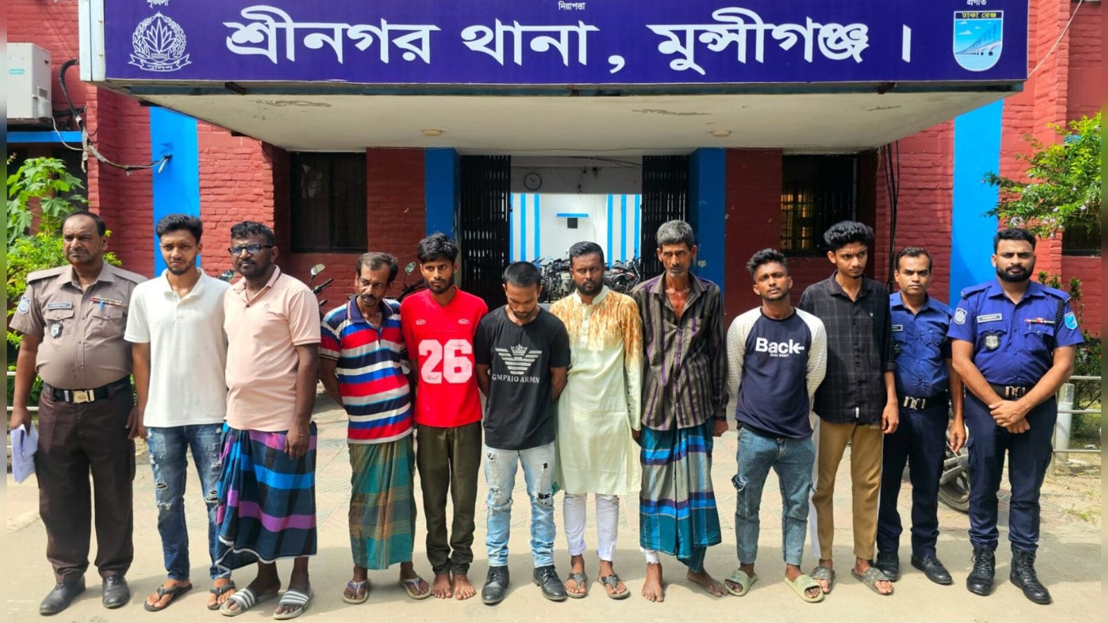 শ্রীনগরে পুলিশের অভিযানে ১০ আসামি গ্রেফতার