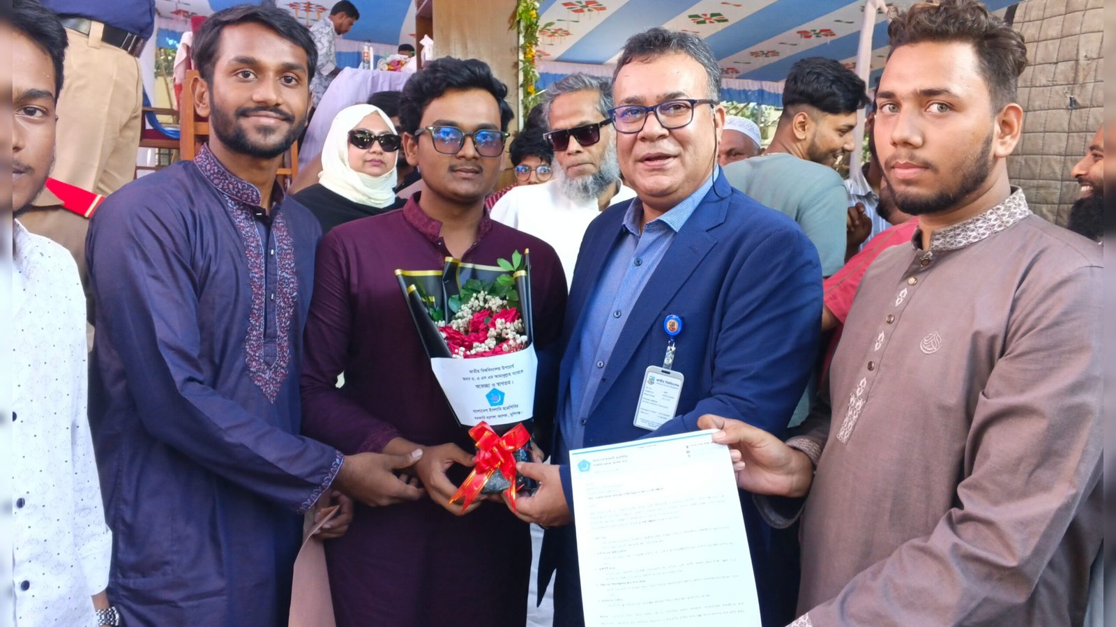 উপাচার্যের সঙ্গে হরগঙ্গা কলেজ ছাত্রশিবিরের শুভেচ্ছা ও ৫ দফা প্রস্তাব