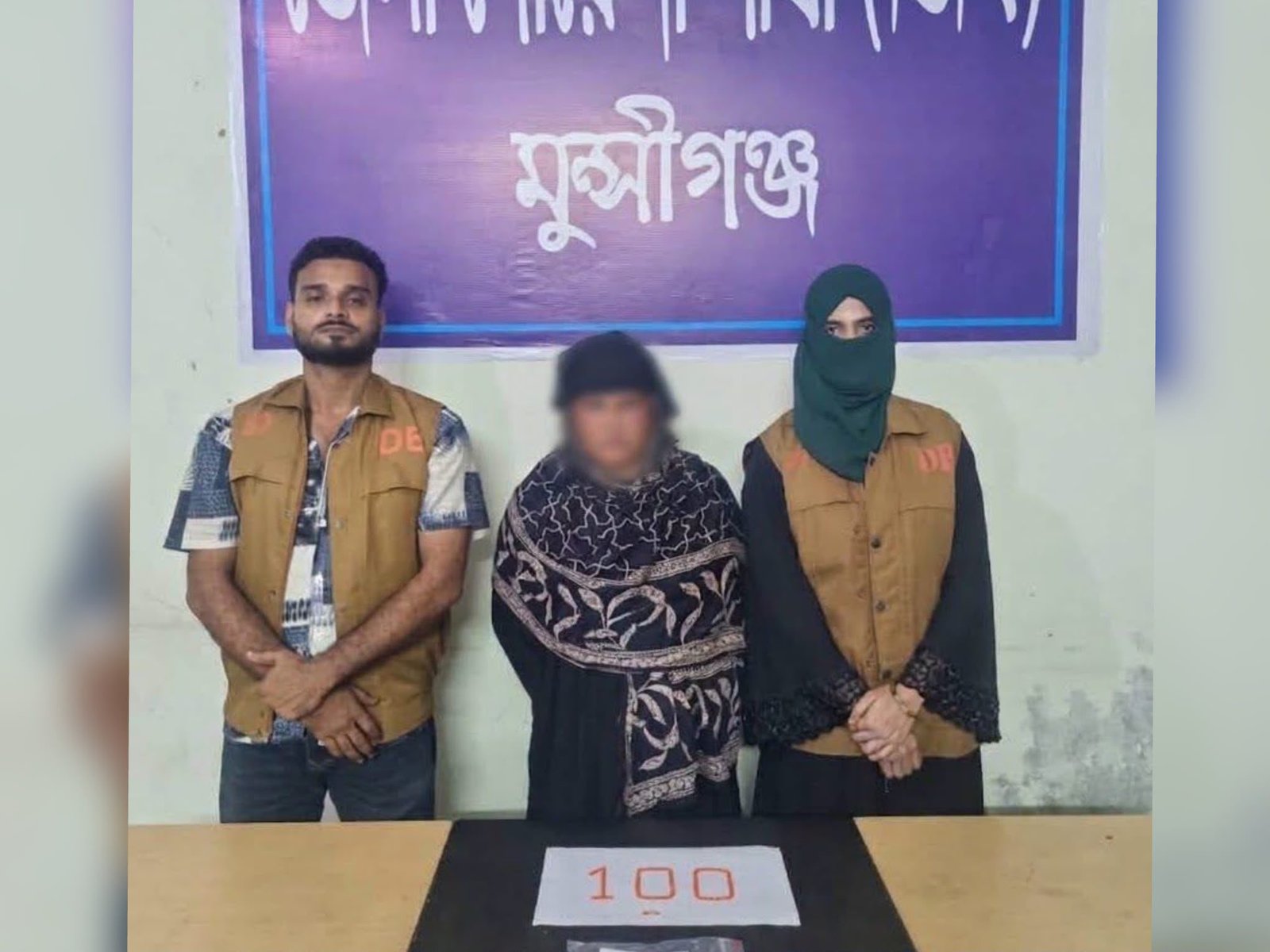 সিরাজদিখানের মালখানগরে ডিবির অভিযানে ১০০ পিস ইয়াবাসহ নারী গ্রেপ্তার