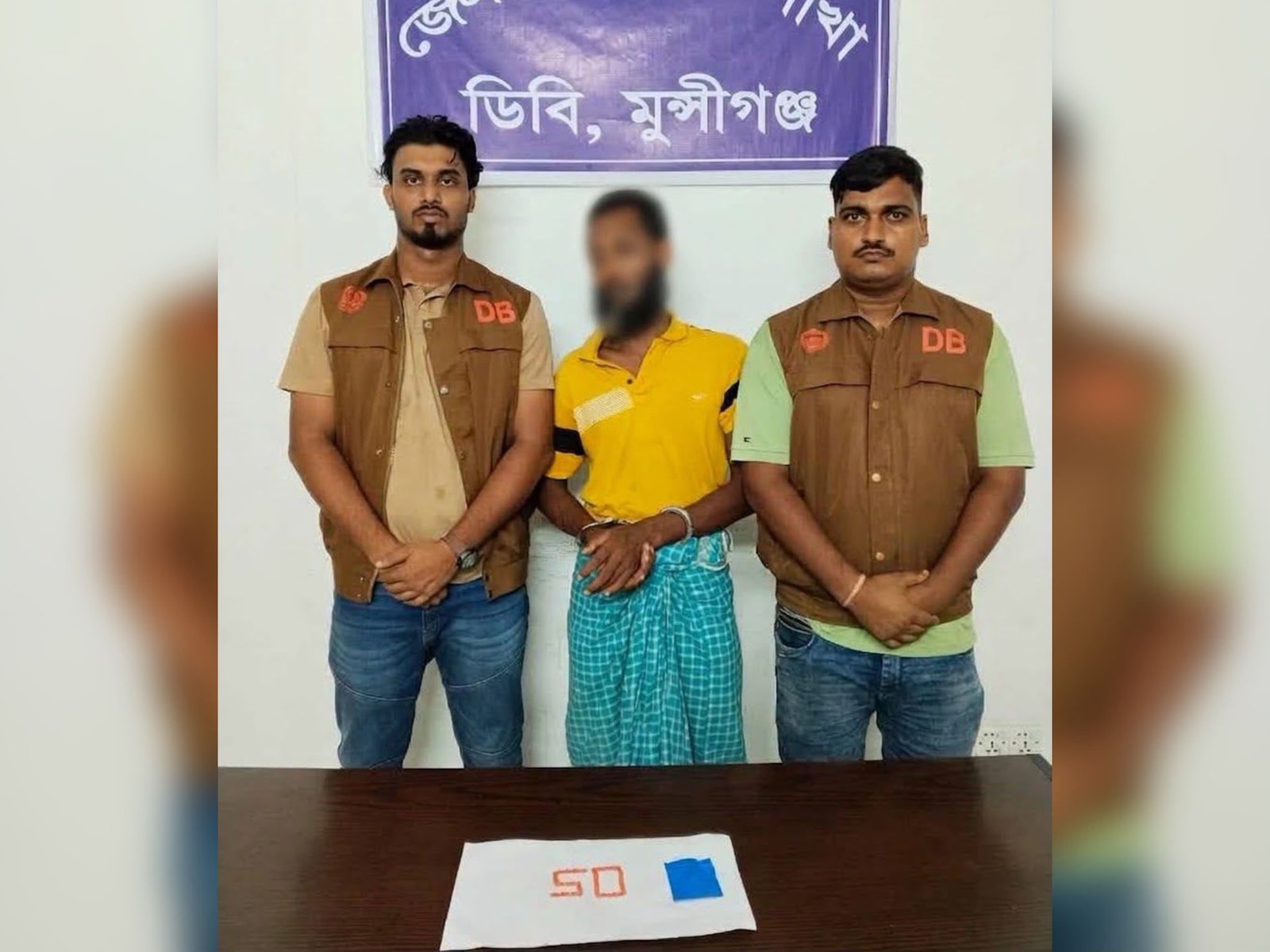 শ্রীনগরে ডিবির অভিযানে ৫০ পিস ইয়াবাসহ যুবক গ্রেপ্তার