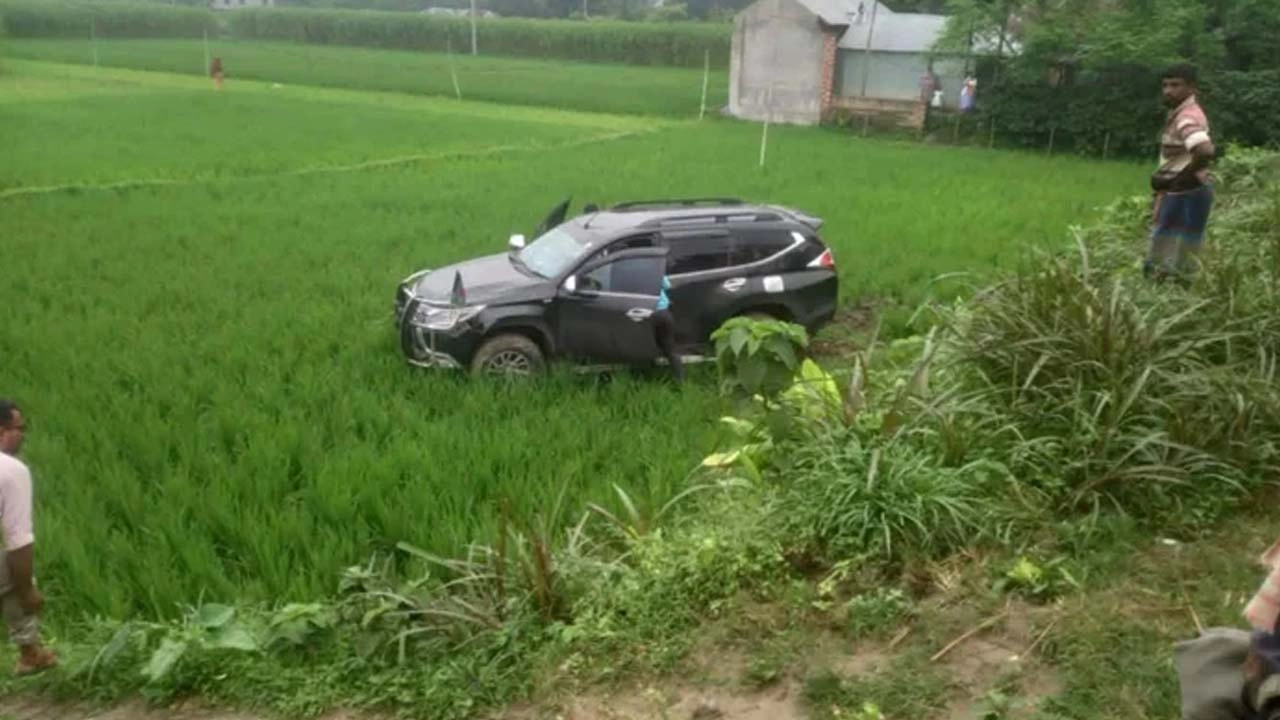 বৃদ্ধাকে বাঁচাতে গিয়ে দুর্ঘটনা, স্ত্রীসহ আহত খাদ্য প্রতিমন্ত্রী