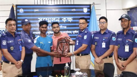 টাকাসহ হারানো ব্যাগ ফিরিয়ে সততার দৃষ্টান্ত শরীফ