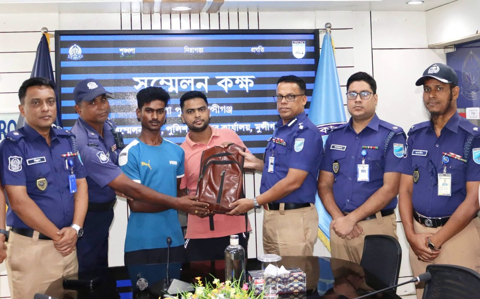 টাকাসহ হারানো ব্যাগ ফিরিয়ে সততার দৃষ্টান্ত শরীফ